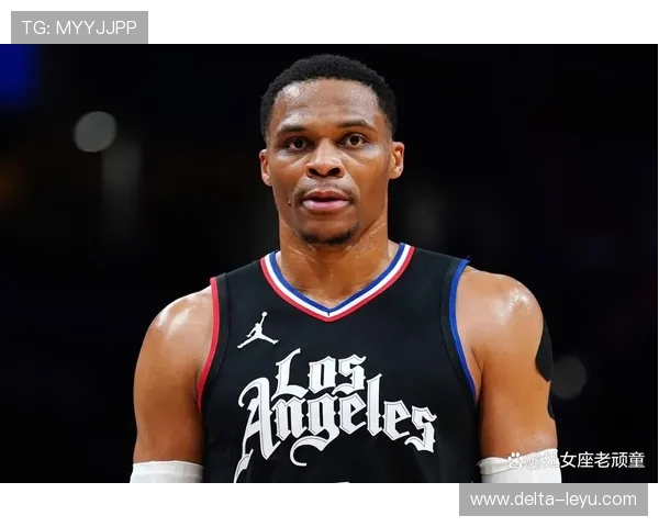 威斯布鲁克突破制造错位助攻，提升球队关键时刻进攻效率